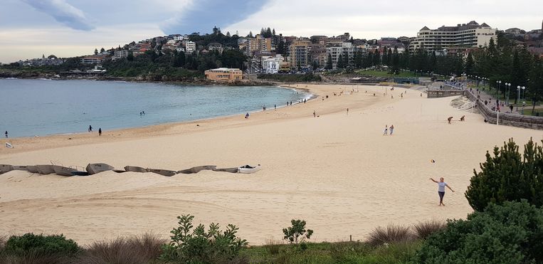 Coogee Beach nabij Sydney (Australië) was maandag weer open voor liefhebbers. Australië heeft zijn coronamaatregelen versoepeld. Beeld James Redmayne / Reuters 