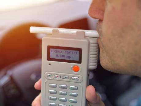 Vanaf nu ben je al bij 1,2 promille in je bloed voor 15 dagen je rijbewijs kwijt: wat zijn de boetes? 
