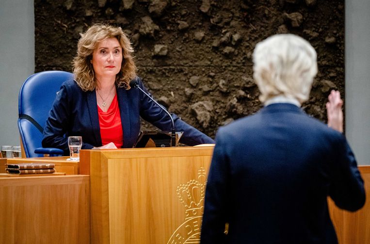 Kamervoorzitter Vera Bergkamp en Geert Wilders (PVV) tijdens het debat in de Tweede Kamer over de regeringsverklaring. Beeld ANP