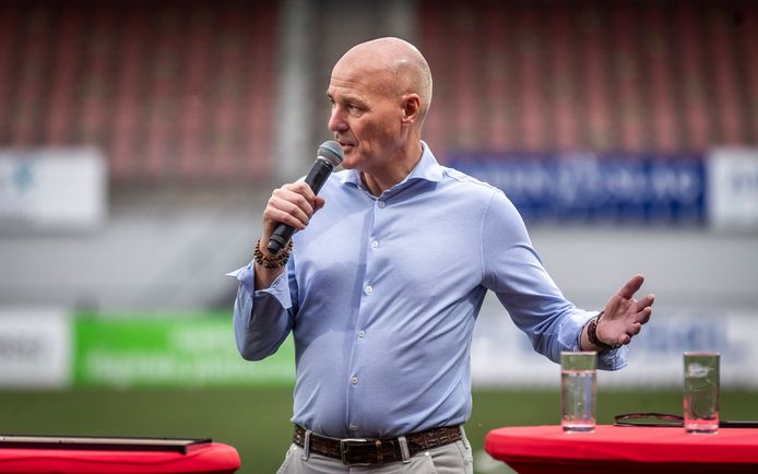 Helmond Sport-directeur Philippe van Esch is het zat dat zijn ploeg onderin de eerste divisie bungelt en kondigt ambitieuze plannen aan.