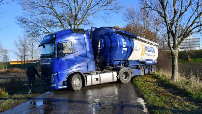Vrachtwagen schuift van de weg in Middelburg