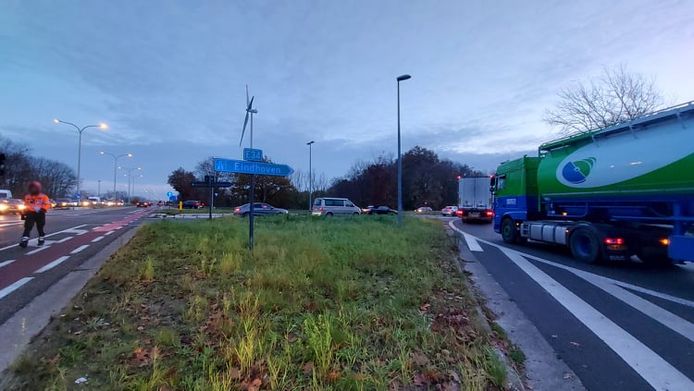 Federale wegpolitie staakt aan oprit E34 Turnhout-West richting Nederland.