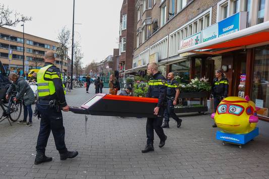 Agenten tillen een gokzuil uit een winkel in Rotterdam.