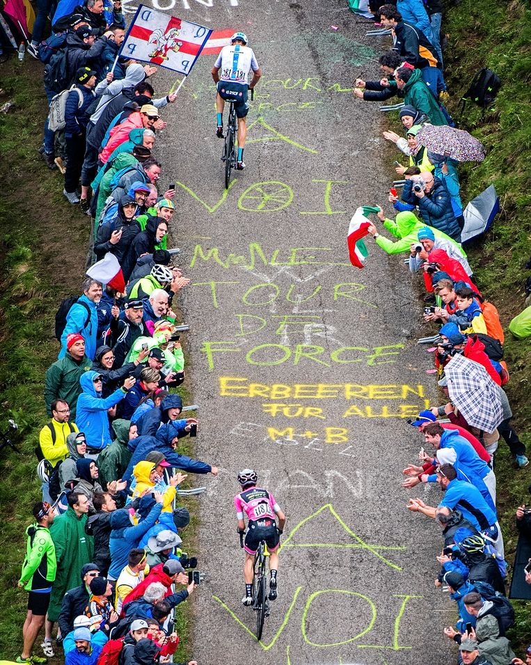 Simon Yates probeert uit alle macht Chris Froome op 250 meter voor de finish in de beklimming van de Mont Zoncolan nog in te halen, maar zal daar net niet in slagen. Beeld Klaas Jan van der Weij