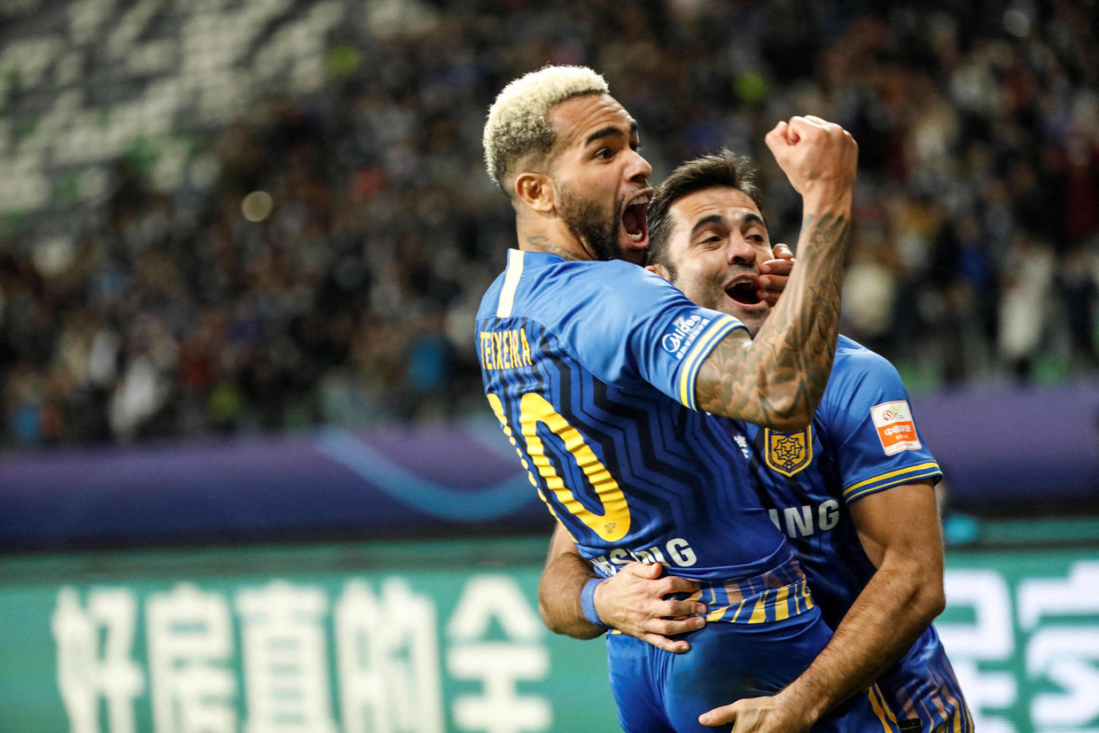 Alex Teixeira viert een doelpunt in de finale van de Super League. Vier maanden later zit kampioen Jiangsu FC zonder geldschieter. Beeld AFP