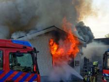 Uitslaande brand op woonwagenkamp in Enschede