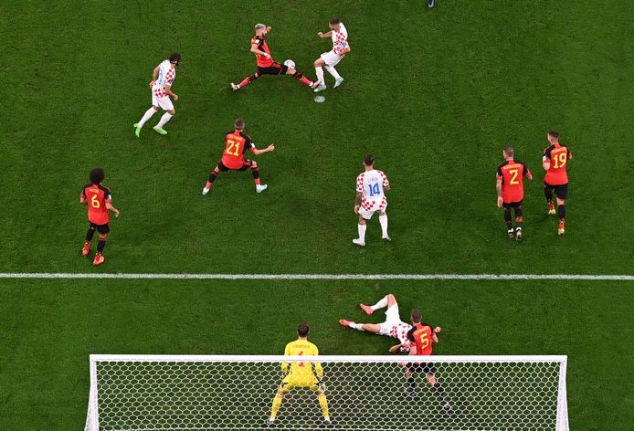 Carrasco veroorzaakte een penalty maar werd gered door de VAR die wel heel nipt buitenspel van Lovren zag.