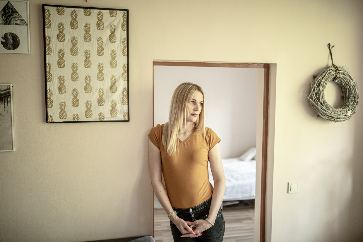 Eszter Berencsi, een van de bekendste transgenders in Hongarije, ontvangt doodsbedreigingen vanwege haar strijd om gelijke rechten. Beeld AKOS STILLER