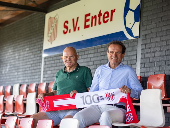 Voorzitter Jos van Otten en André Ezendam (links) vertellen over het 100-jarige bestaan van voetbalvereniging SV Enter.