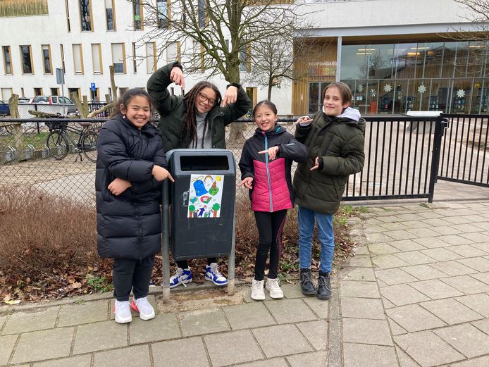Yuna, Fay, Lisa en Ayden van Basisschool de Boog met hun vrolijk gestickerde prullenbak.