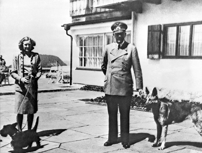 Eva Braun e Adolf Hitler sul balcone del Berghof, la casa del dittatore tedesco nel sud della Germania.