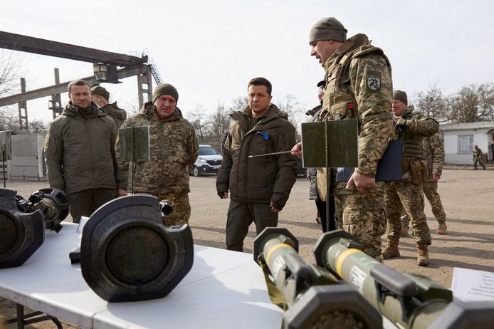 De Oekraïense president Zelensky inspecteert wapens in de regio Donetsk.