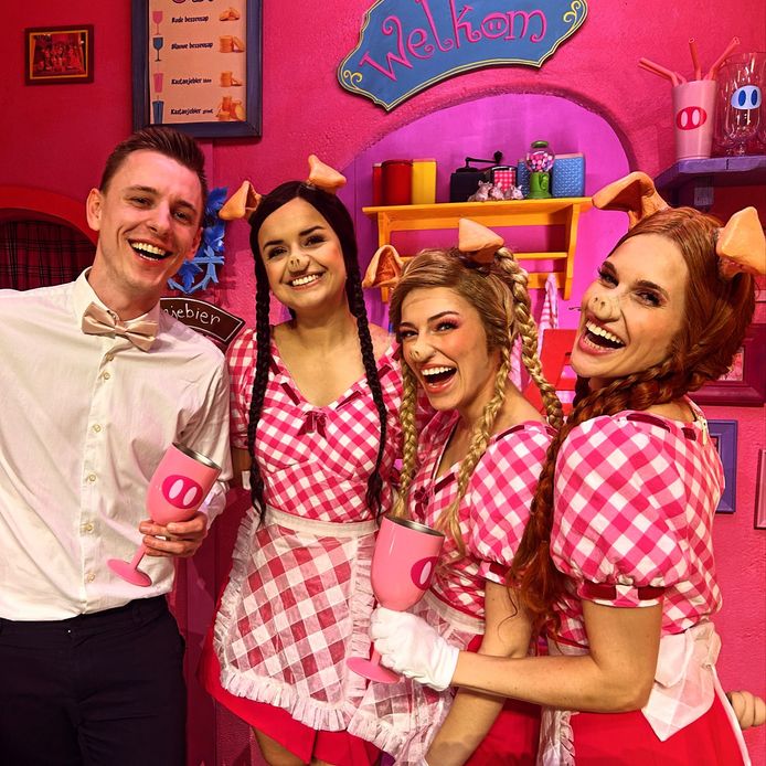 K3 in The Three Pigs, with Showbits' Jarni Readers.