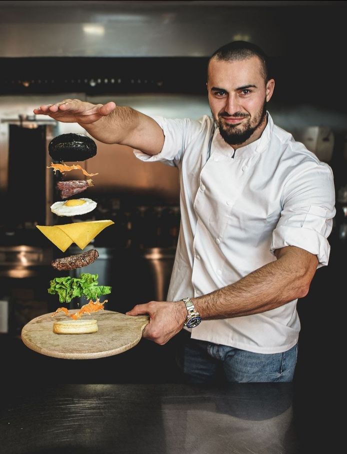 Ibra TV et sa chaîne de restauration rapide "Black and White Burger" ont débarqué à Charleroi