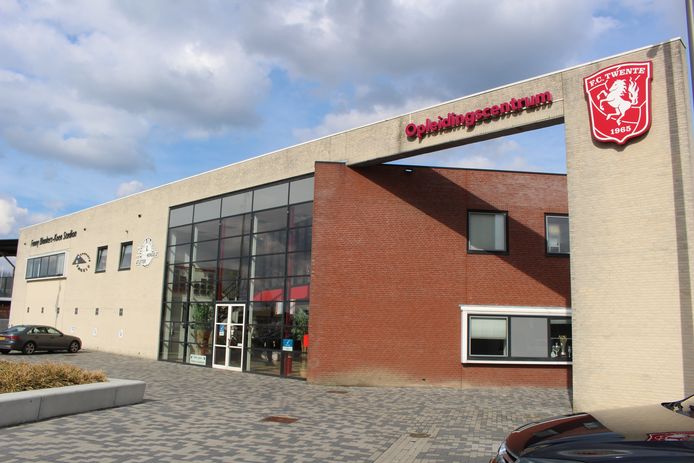 Het hoofdgebouw op het trainingscomplex van FC Twente werd twee jaar geleden nog gerenoveerd.