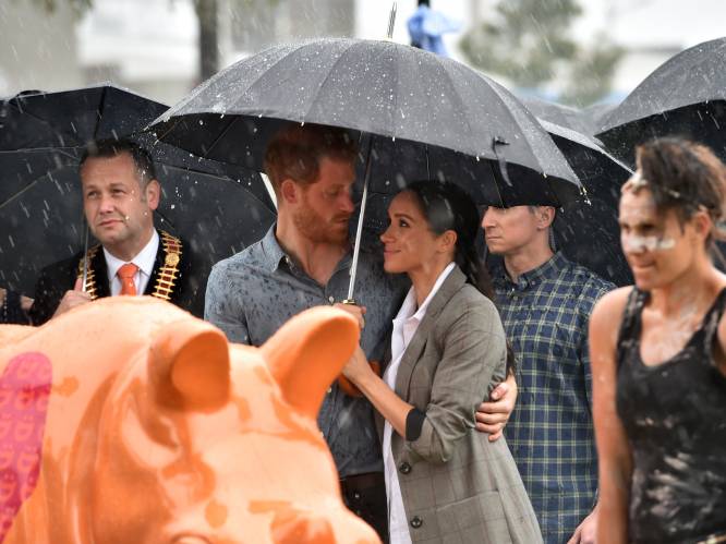 Prins Harry doet wat Trump niet deed: Meghan mag wel mee schuilen onder zijn paraplu
