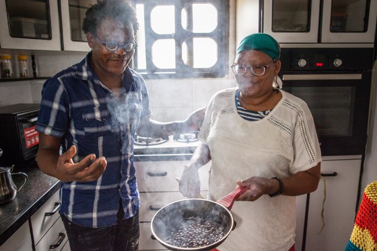 Joy Solomon maakt Ethiopische koffie met zijn moeder Shautia. Beeld Dave Sinai