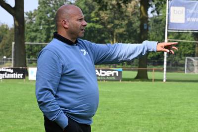 Coach Wilfred Schoonderbeek kondigt vertrek aan bij Hapse Boys