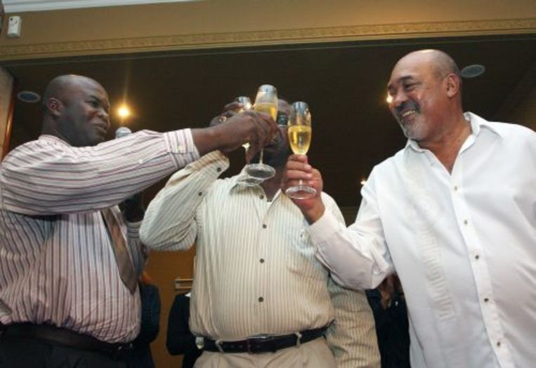 Desi Bouterse en Ronnie Brunswijk heffen het glas na de ondertekening van het samenwerkingsprotocol. ANP Beeld 