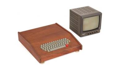 Le premier modèle d'ordinateur Apple, en bois, mis aux enchères en Californie
