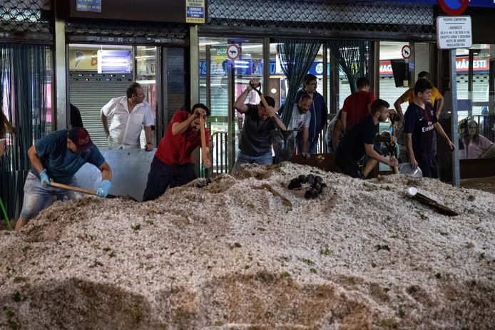 Bewoners proberen in voorstad Arganda del Rey de hagelsmurrie te verwijderen.