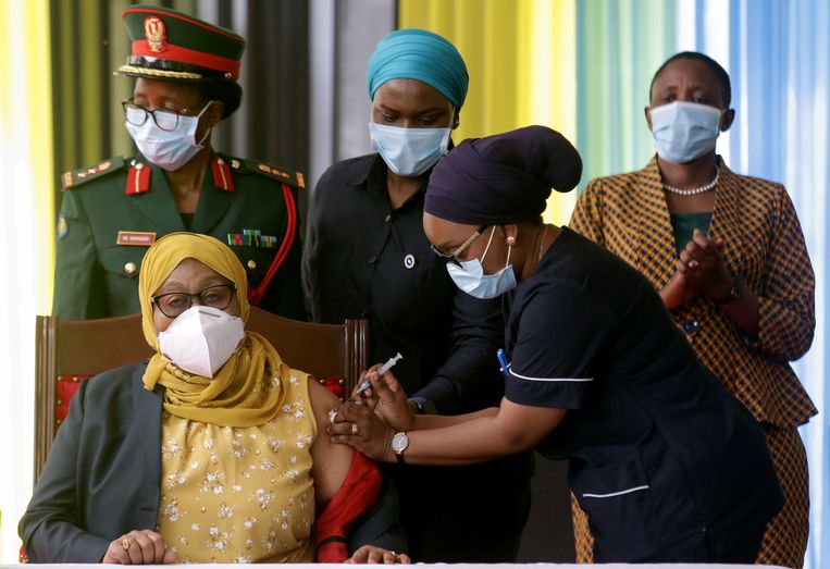 La vaccinazione del presidente della Tanzania, Samia Solo Hassan.  Foto Reuters