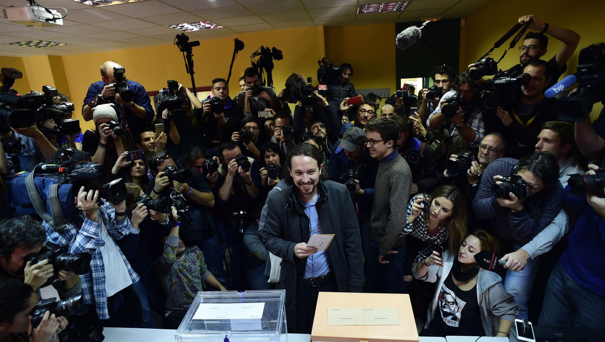 Pablo Iglesias van de linkse partij Podemos brengt zijn stem uit in Madrid, zondag. Beeld Afp