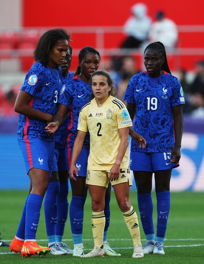 Wendie Renard (links) is het boegbeeld van het Franse vrouwenvoetbal, maar wacht nog op een prijs met de nationale ploeg.