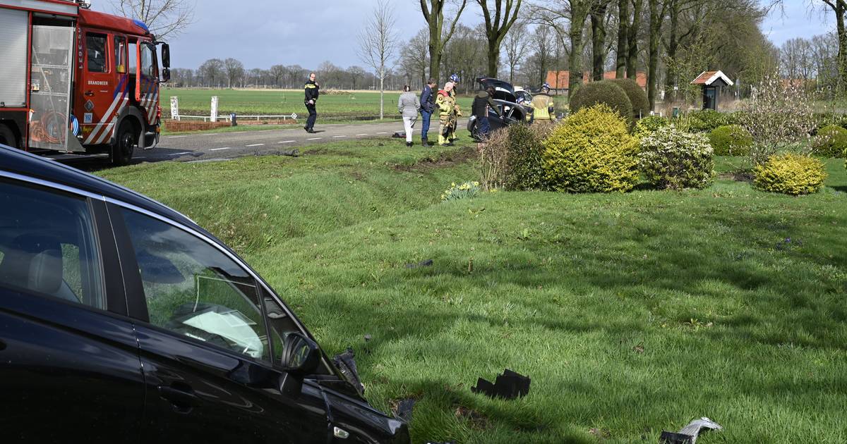 Twee autos in de sloot na ongeluk in buitengebied van Vriezenveen.