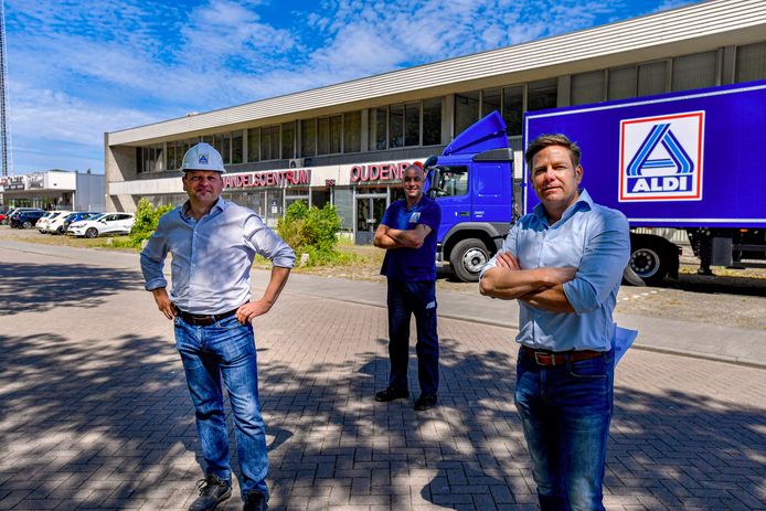 Raymond van Os en Gerald Kas liet vorige week de vrachtwagen van Aldi al voorrijden bij het handelscentrum aan de Bosschendijk. Dat feest gaat niet door; de gemeenteraad van Halderberge stak er donderdagavond een stokje voor.