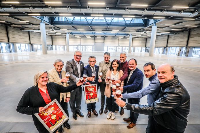 De organisatoren van het bierfestival en burgemeester Dirk De fauw klinken alvast op voorhand