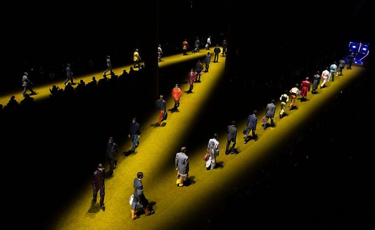 In Milaan zigzagden de mannen van Prada deze week over de catwalk. De eens­luidende conclusie van de Milan Men’s Fashion Week, die ons een blik gunde op het volgende herfst- en winter­seizoen: mannen zullen weer heren zijn. Na twee jaar thuis rond­hangen in comfortabele jogging­broeken – excuseer, lounge­wear – stuurt Prada de man terug naar kantoor. Deze collectie, een samen­werking tussen Miuccia Prada en Raf Simons, heet Body of Work en kiest voor leren trench­coats en asymmetrische blazers. Maar ook voor mannen met genoeg maturiteit en uitstraling om ze te dragen: acteurs op leeftijd Kyle MacLachlan (62) en Jeff Goldblum (69) openden en sloten de show. Of zoals 'The New York Times' kopte: ‘At Prada, it’s in with the old.’ (LB) Beeld rv