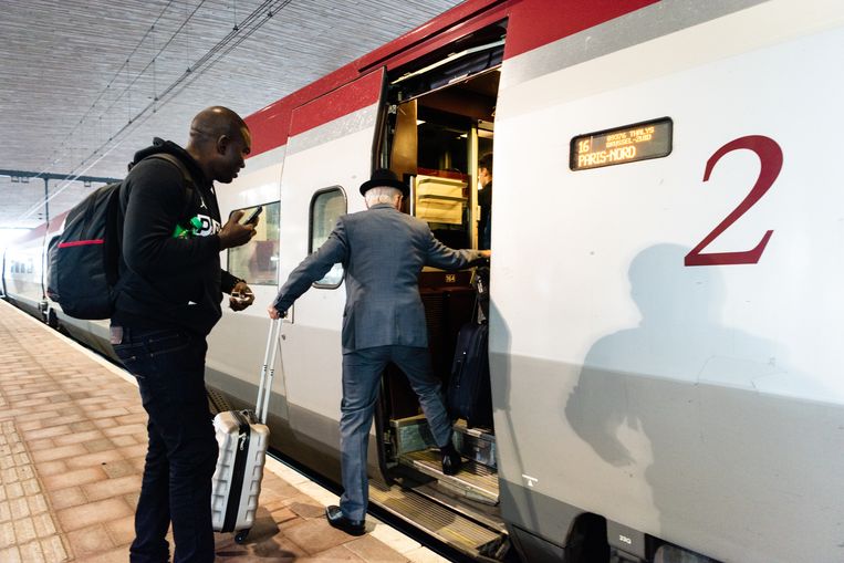 De Thalys naar Parijs staat klaar voor vertrek op Rotterdam Centraal.  Beeld Katja Poelwijk