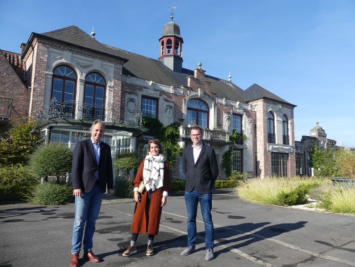 Burgemeesters Jan Vermeulen en Simon Lagrange met Justine Verhovert aan Kasteel Ten Bosse.
