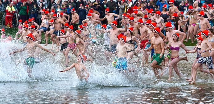 Nieuwjaarsduik in Hemelrijk in Volkel, 2016.