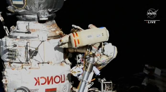 Samantha Cristoforetti et Oleg Artemyev effectuent ensemble une sortie dans l'espace.