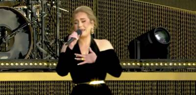 Adele emotioneel bij terugkeer op podium: “Zo vreemd om weer voor een publiek te staan”