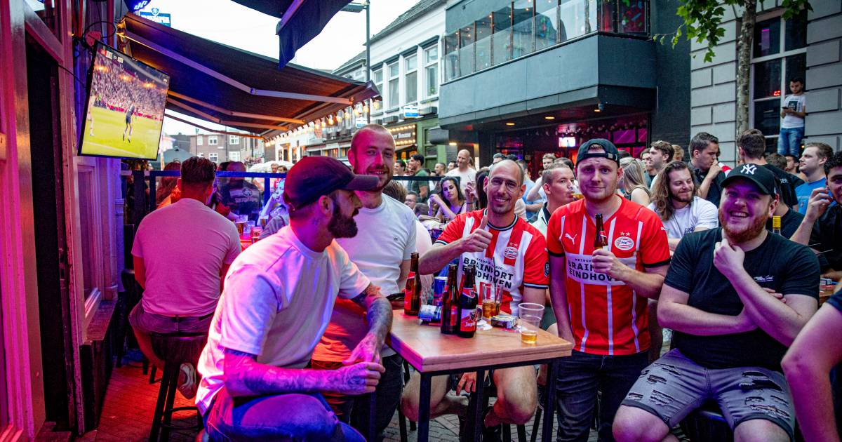 Volle cafés, mooi weer en PSV wint met een doelpuntenfeest van Ajax