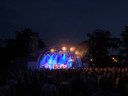 Drukte in het Julianapark op zaterdagavond tijdens een concert van Giovanca, die een tribute aan Diana Ross bracht.