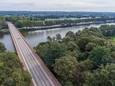 De 'Hoge Brug' over het Maas-Waalkanaal. Volgens onderzoek van omwonenden is de brug veilig genoeg te maken voor (fiets)verkeer van en naar een nieuw sportpark.