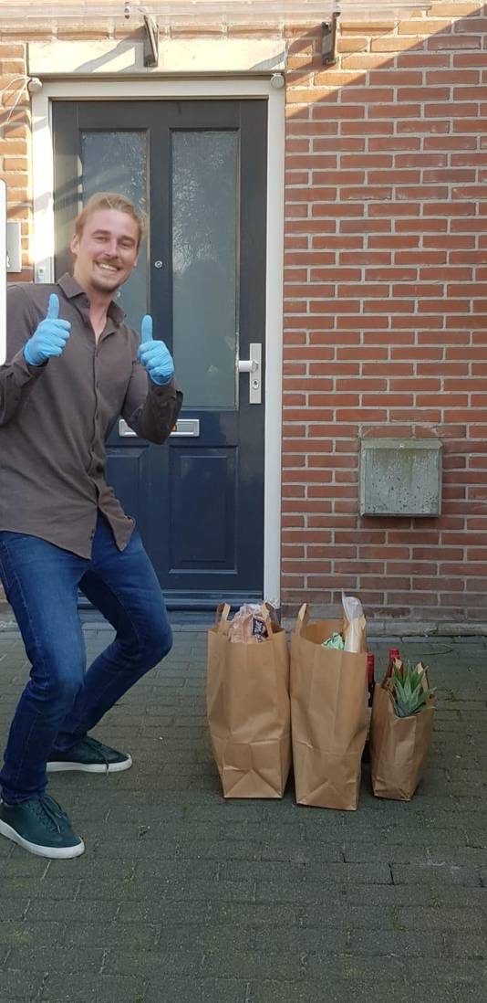 Jasper de Jongh deed boodschappen voor Kees en Joke Boer, die dat zelf even niet kunnen doen.
