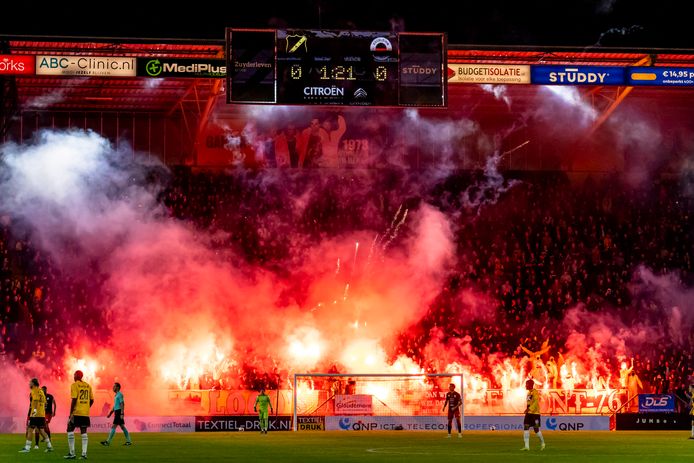 NAC - Excelsior is op 1 oktober net begonnen als de supporters op de B-Side een vuurwerkshow geven.