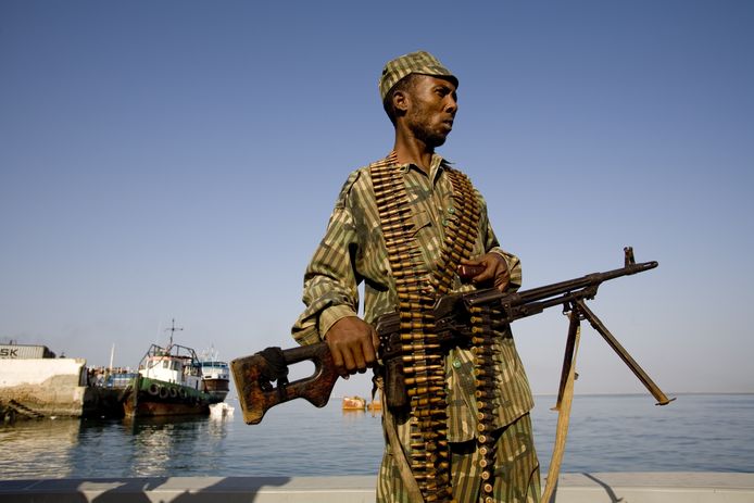 Een lid van de Kustwacht van Somaliland in de haven van Berbera.