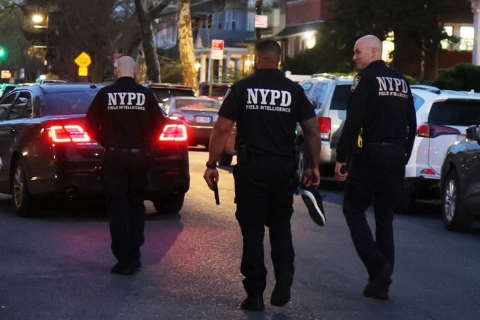 Een New Yorkse politieagent houdt een in beslag genomen wapen vast.