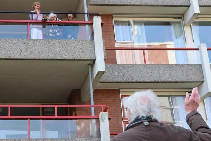Jan van den Berg (91) zwaait naar zijn vrouw.