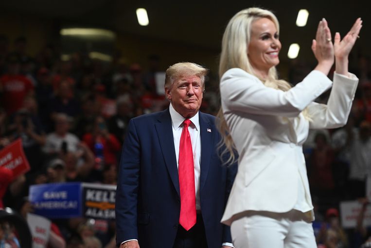 Voormalig president Donald Trump en kandidaat voor de Senaat Kelly Tshibaka tijdens een verkiezingsrally op 9 juli. Beeld AP