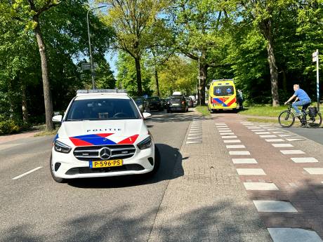 Wielrenner geschept door auto in Nijverdal, met rugletsel naar het ziekenhuis