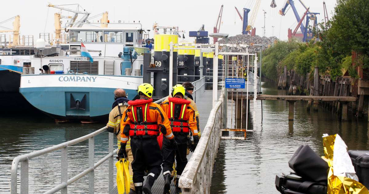 Brandweer en politie zoeken urenlang naar ‘vermiste schipper', maar man zit gewoon op zijn boot.