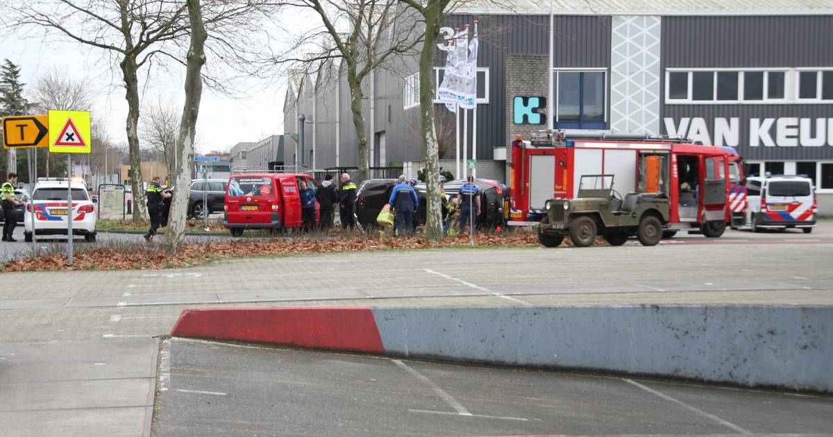 Brandweer moet bestuurder bevrijden uit auto bij ernstig ongeval in Nijverdal.