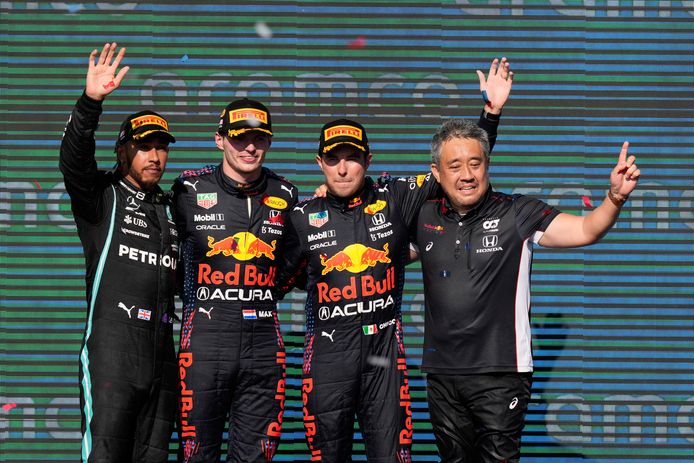 Honda-baas Masashi Yamamoto (r) na de GP in Texas met Lewis Hamilton, Max Verstappen en Sergio Perez.